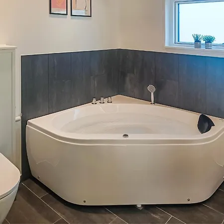 3 Bedroom Cozy In Ejstrupholm Hébergement de vacances *